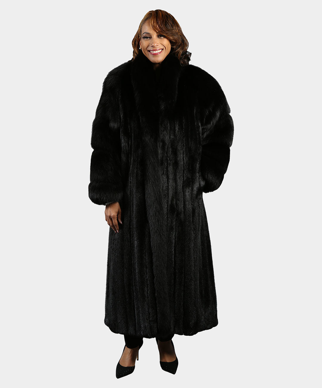 Damen-Ranch-Nerzmantel mit Ärmeln aus schwarzem Fuchspelz und Smoking-Front