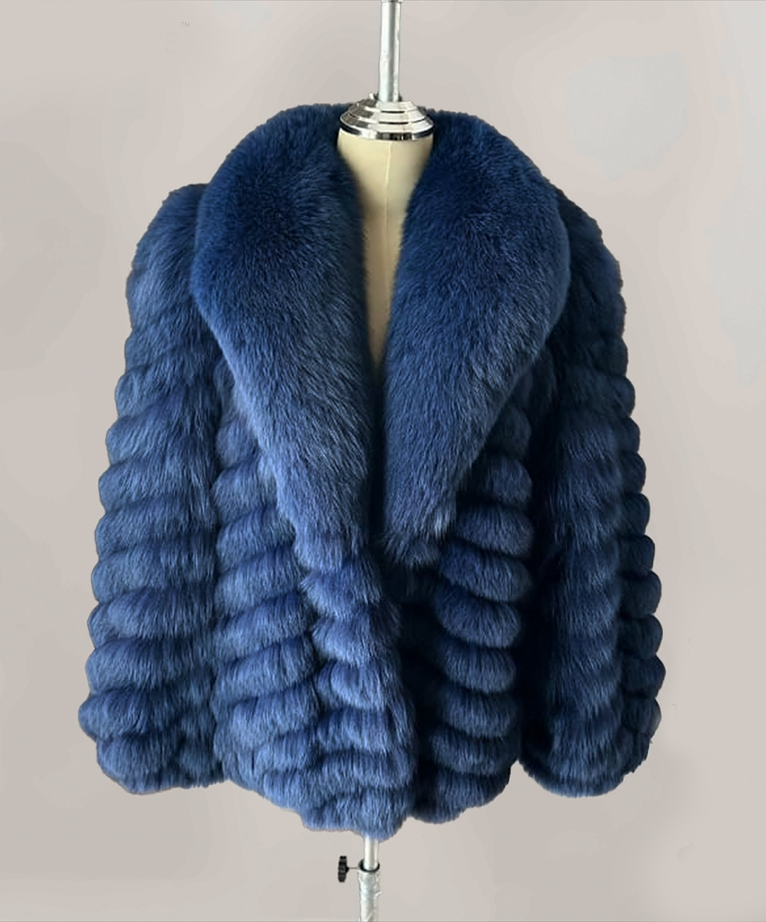 Saga Fox Damenmantel aus blau gefärbtem Fuchspelz